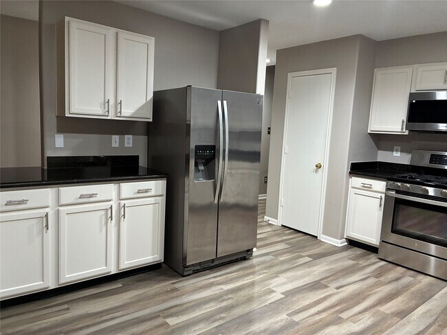 Building Photo - 2427 Halstead Dr