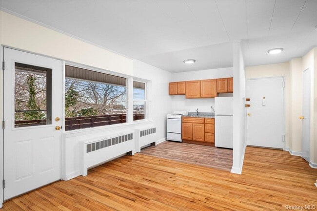 Building Photo - 437 Pelham Rd