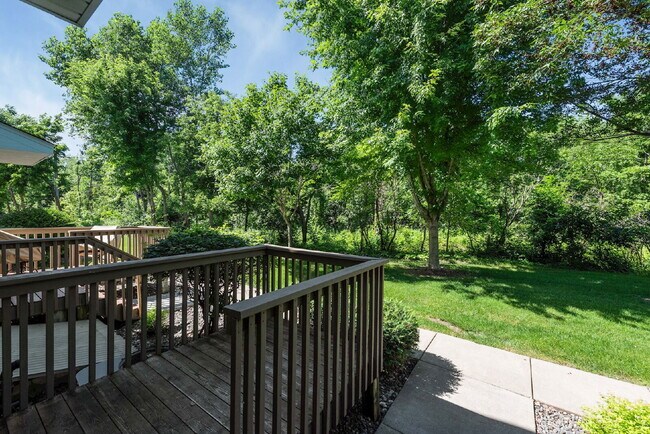 Building Photo - Charming 2-Bed Townhouse in Wayzata with Hardwood Elegance & Cozy Fireplace!