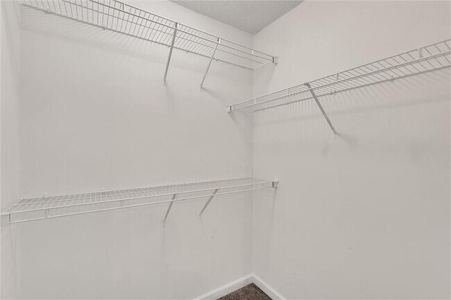 Building Photo - 6300 Hickory Ln Cir
