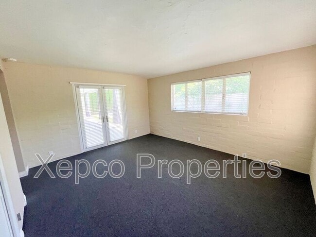 Building Photo - 1680 E Mesquite Ave