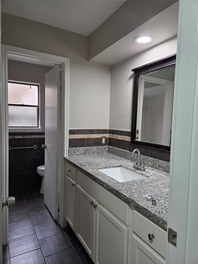 Building Photo - 9115 Woodleigh Dr