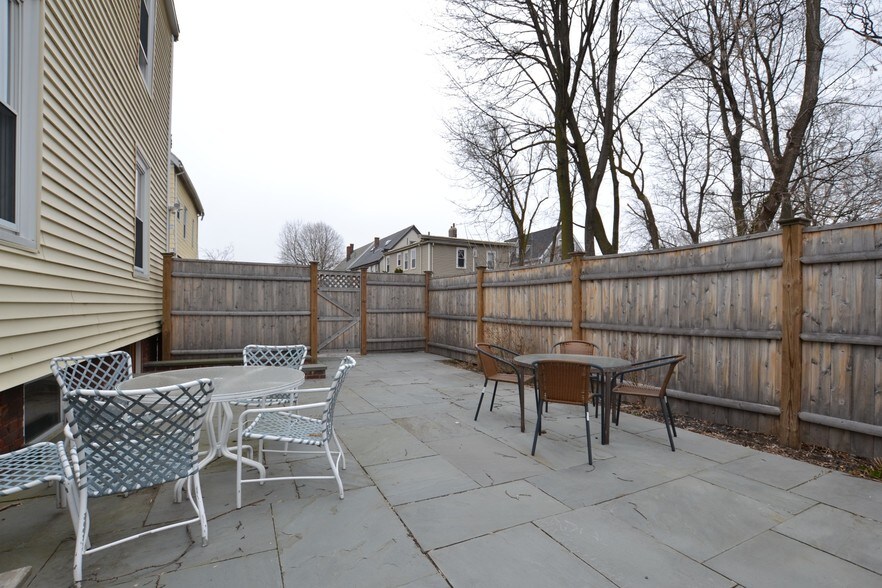 Building Photo - 24 Saybrook St