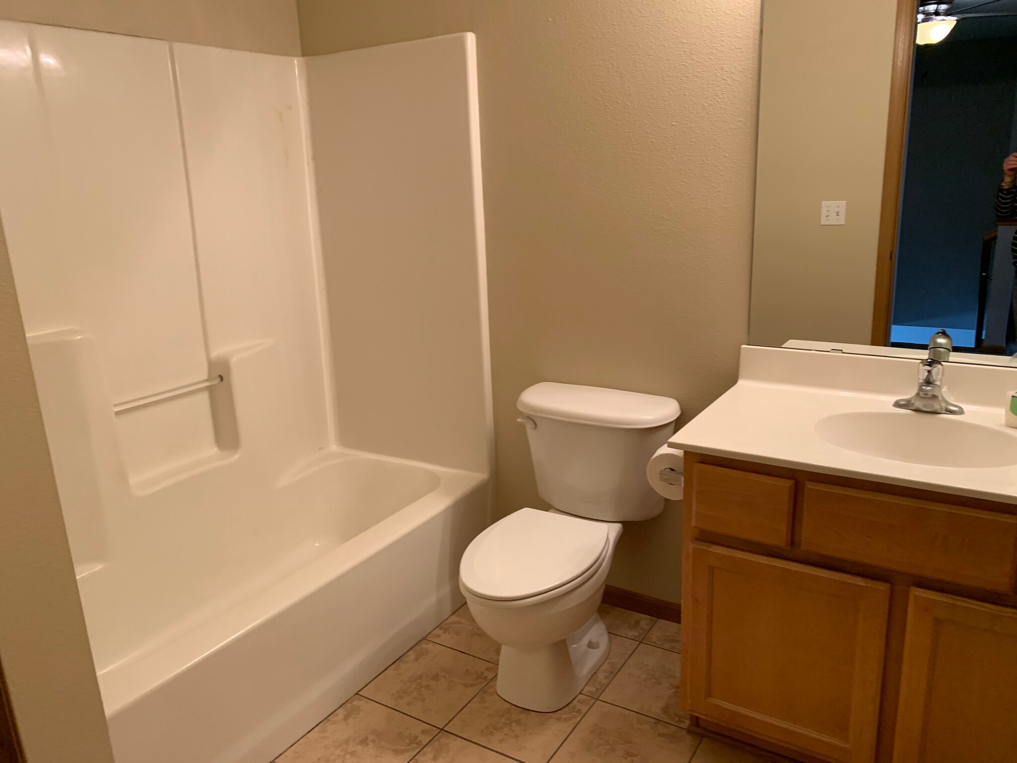 full bathroom upper level - 435 Cedar Pl