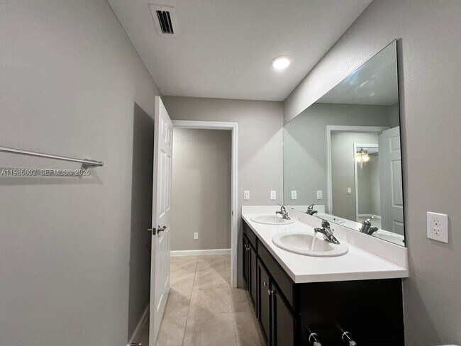 Building Photo - 682 NW Floresta Dr