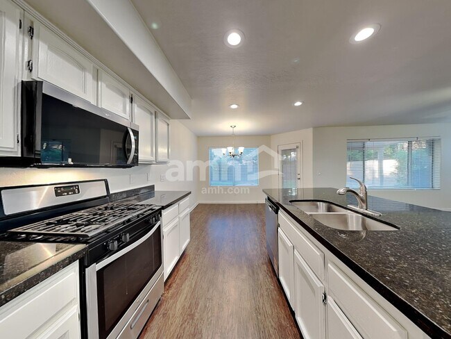 Building Photo - 518 W San Remo St