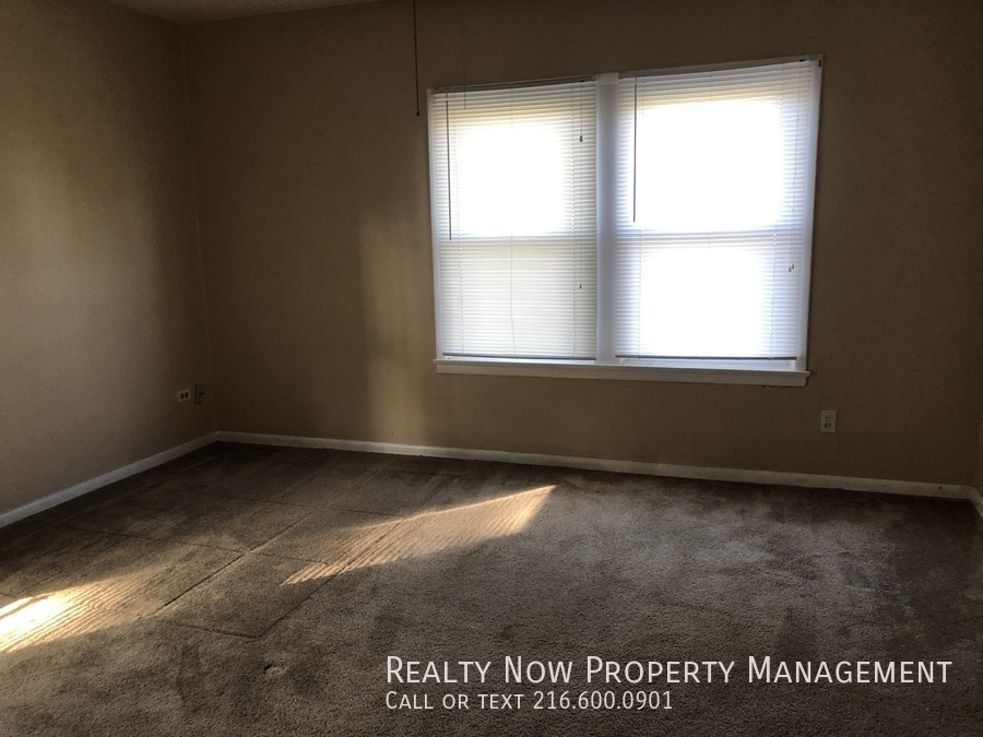 Building Photo - 1499 Maple Rd