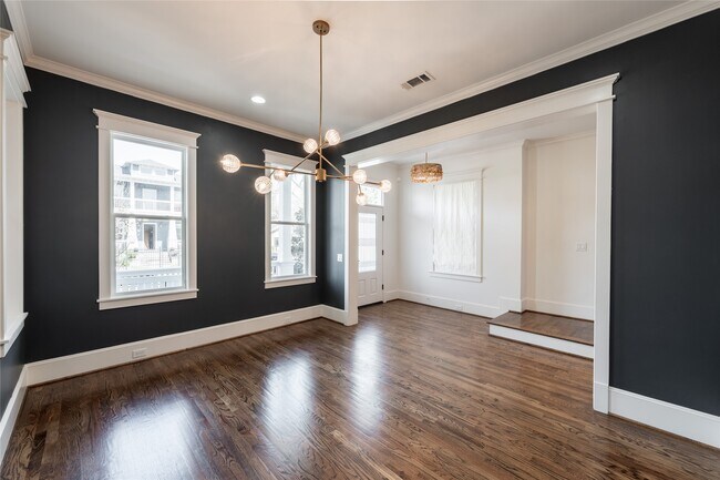 Building Photo - 828 E 28th St