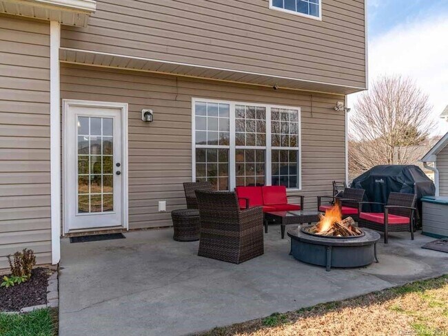 Building Photo - 47 Stone River Dr