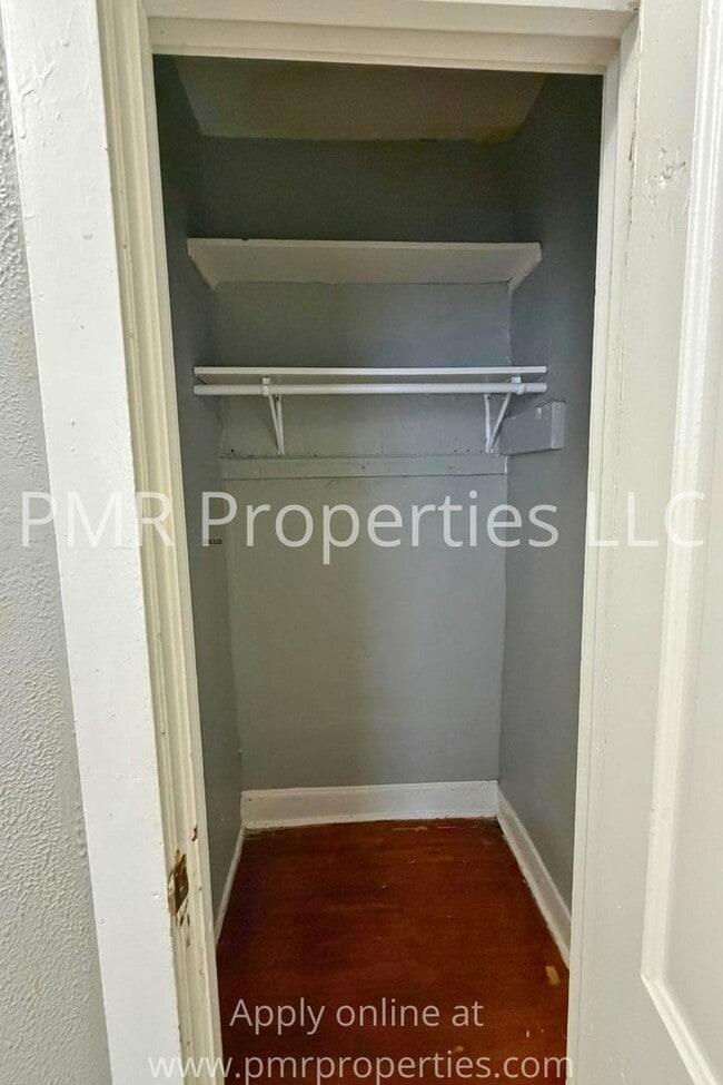 Building Photo - 1 Bedroom /1 Bathroom Apartment
