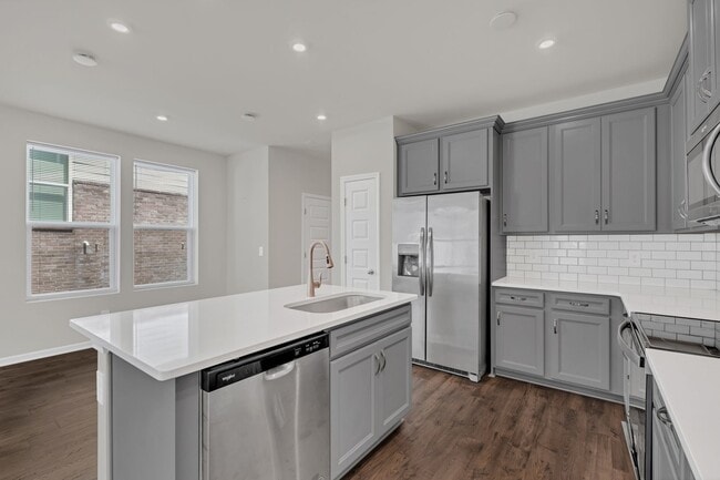 Building Photo - 3 bed/2.5 bath townhome in Tulip Hills wit...