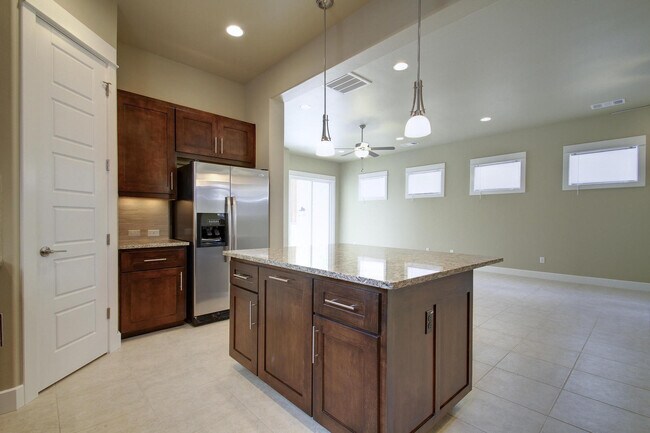 Building Photo - UT PRE-LEASE: Wood Floors, North Campus, Large Living Space, 2011 Construction, Custom High End K...