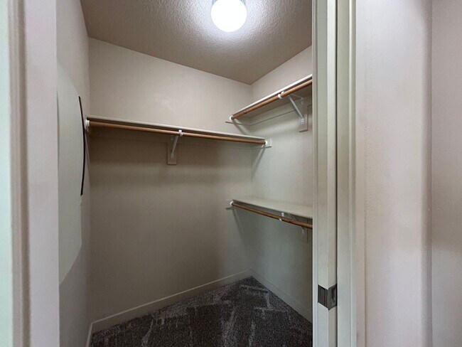 Building Photo - Spacious 4 Bed, 2.5 Bath Home!