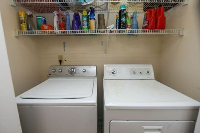 Building Photo - End Unit 3 Bedroom Townhome in Popular Woo...