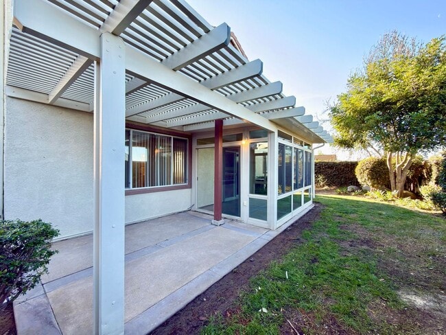 Building Photo - Spacious Home with Expansive Loft!