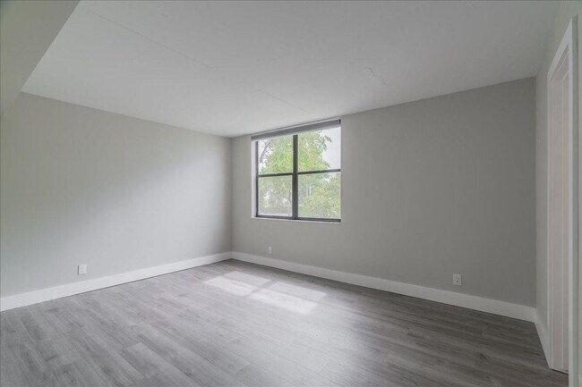 Building Photo - 113 Lake Emerald Dr