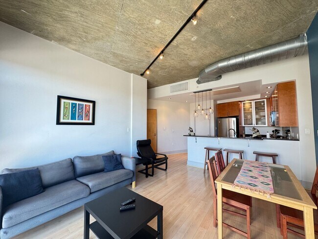 Building Photo - Sun-filled 2 Bed 2 Bath Condo In Vibrant Columbia Heights