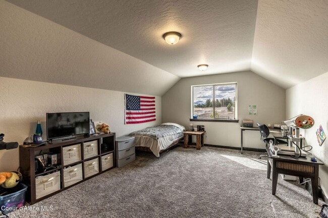 Building Photo - Beautiful home on 5 Acres