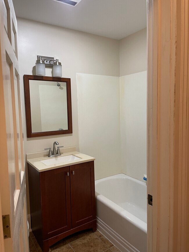 Full Bath - 471 Virginia St