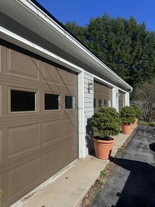 Building Photo - 3BR RANCH BRUNSWICK SEASONAL FURNISHED