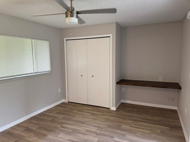 Building Photo - Spacious 3BR/2BA Duplex – Fresh Remodel, P...