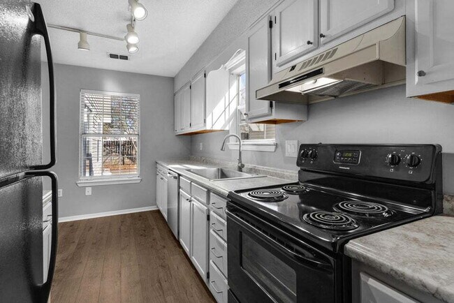 Building Photo - "Charming 3-Bed Home in Fort Walton Beach – Pet Friendly!"
