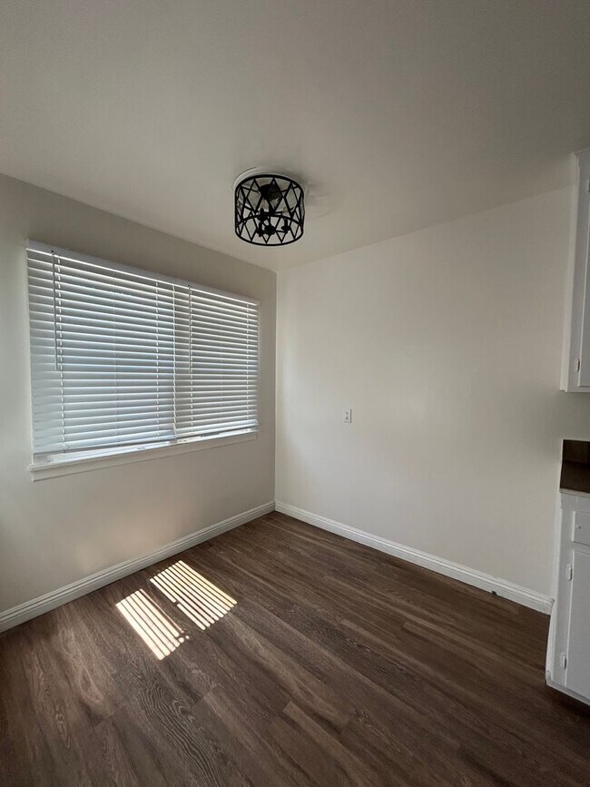 Building Photo - 931-933 Florida