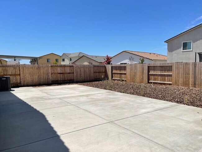 Building Photo - Large Clean Executive 4 Bedroom, 2.5 Bathroom, 2000 Sqft. Home for Lease