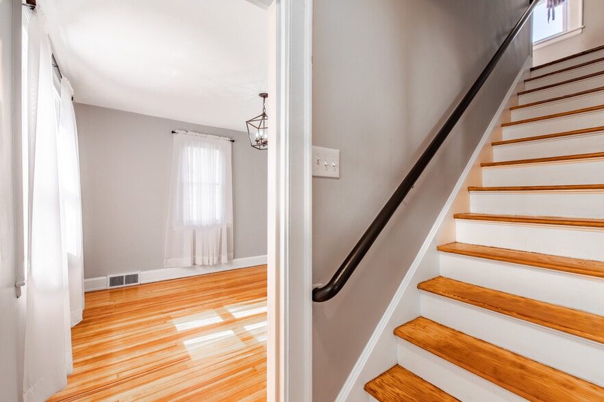 Building Photo - 1617 Cloverleaf St