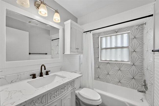 Building Photo - 2127 Scotland Dr