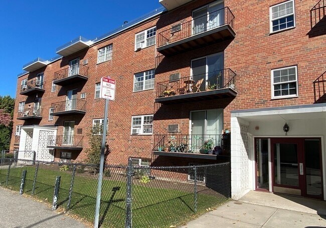 Primary Photo - 8 Robinwood Ave