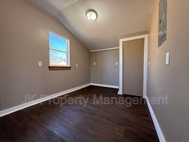 Building Photo - 701 8th Ave S