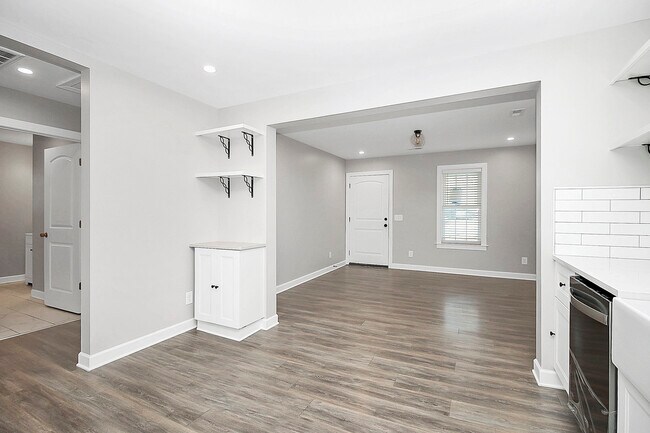 Building Photo - 4044 Dinglewood Ave