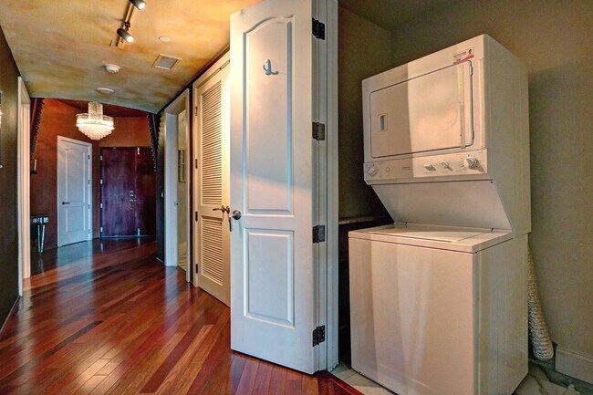 Building Photo - 360 E Desert Inn Rd