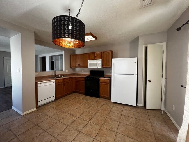 Building Photo - Beautiful 3 bedroom 2 bathroom home.