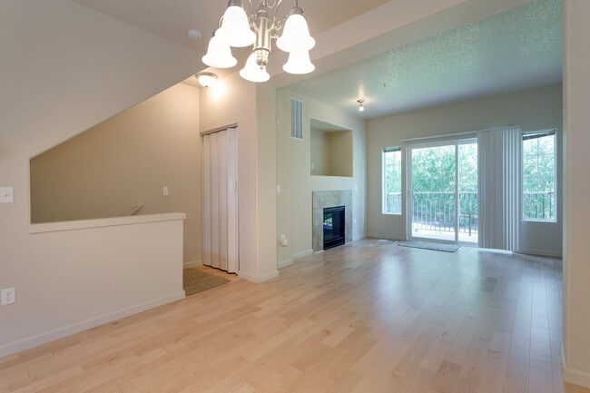 Building Photo - Beautiful Townhouse Available in Cedar Mill!
