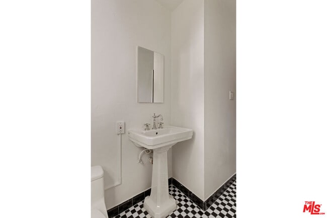 Building Photo - 6856 Los Altos Pl