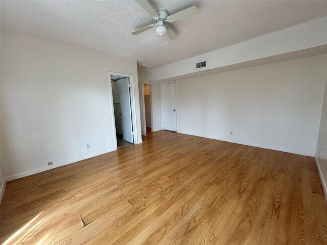 Building Photo - 4850 SW 63rd Terrace
