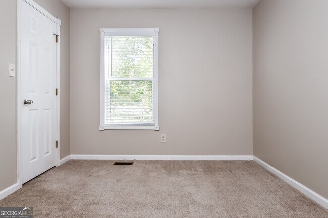 Building Photo - 208 Wildwood Dr