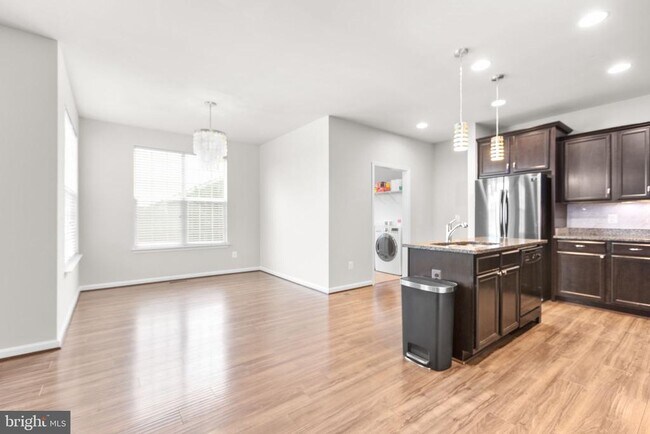 Building Photo - 407 Apricot St