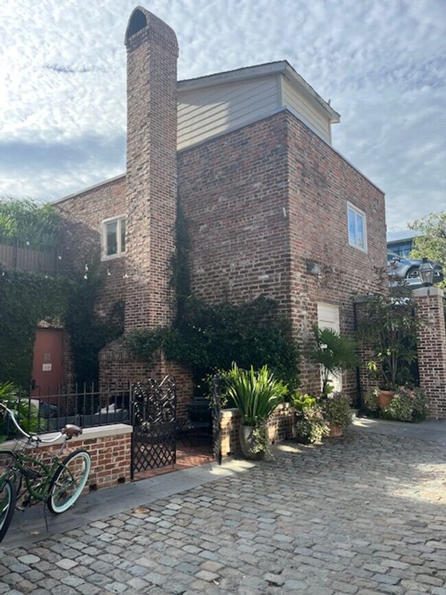 Building Photo - Historic Charm Meets Downtown Energy on Ki...