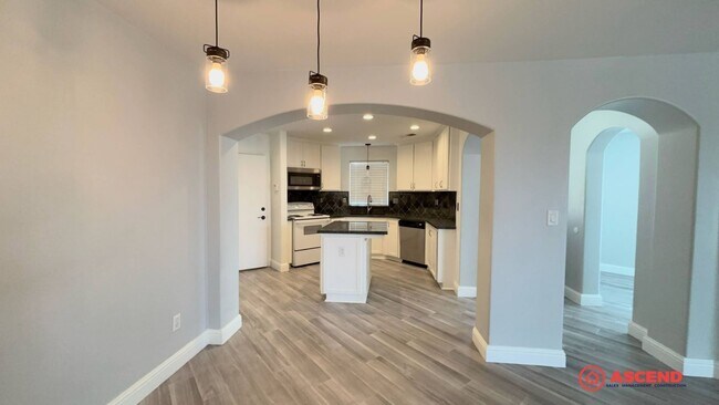 Building Photo - Gorgeous home located in the Northeast!