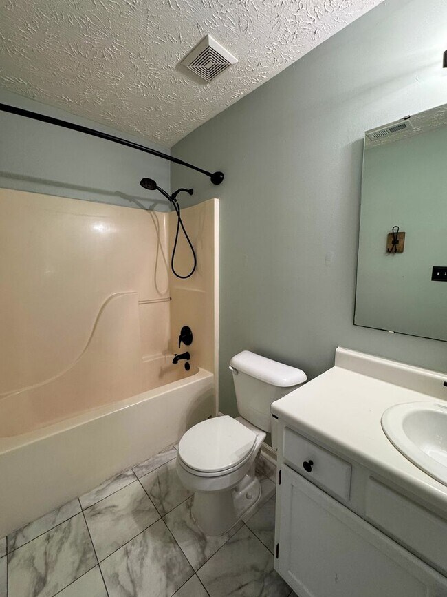 Building Photo - Charming 3 Bed 2 Bath Home with Fenced Backyard