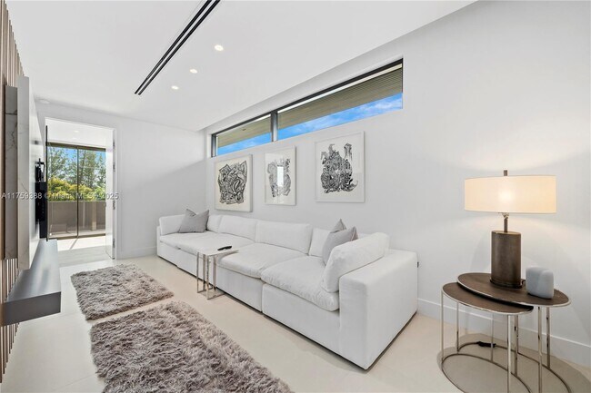 Building Photo - 315 N Shore Dr