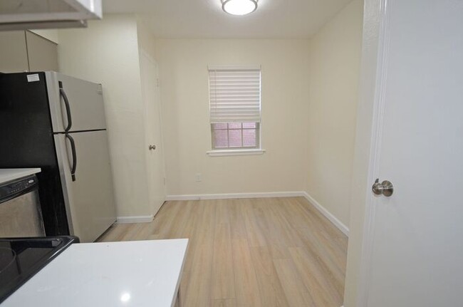 Building Photo - Tara Condos 2 Bed 1 Bath Apt NW 63rd & May...