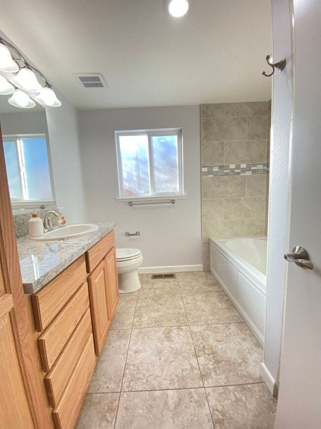 Building Photo - Large 5 Bedroom off of Mayberry Dr.