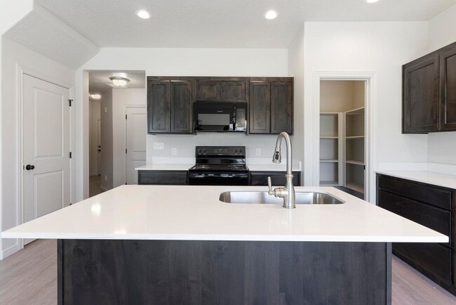 Building Photo - Chic 3 Bed 2.5 Bath Townhome in Spanish Fork!