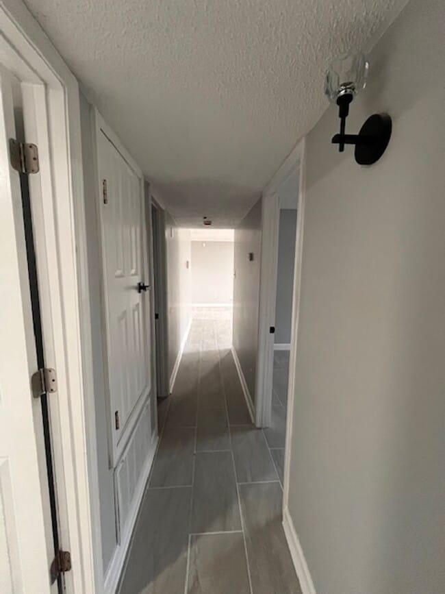 Building Photo - Waveland 3 Bedroom