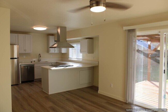 Building Photo - Bright Updated -2 bedroom 2 bath Duplex