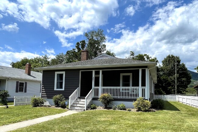 Primary Photo - 301 Richmond Ave